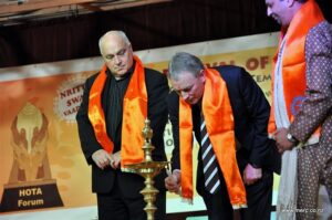 Hon Phil Goff lighting the lamp